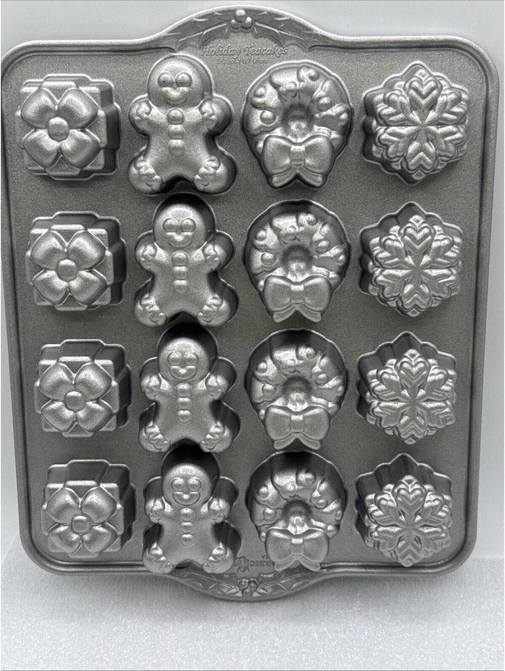 Nordic Ware 16 Holiday Teacakes Cakelet Pan Gifts Gingerbread Wreath Snowflake